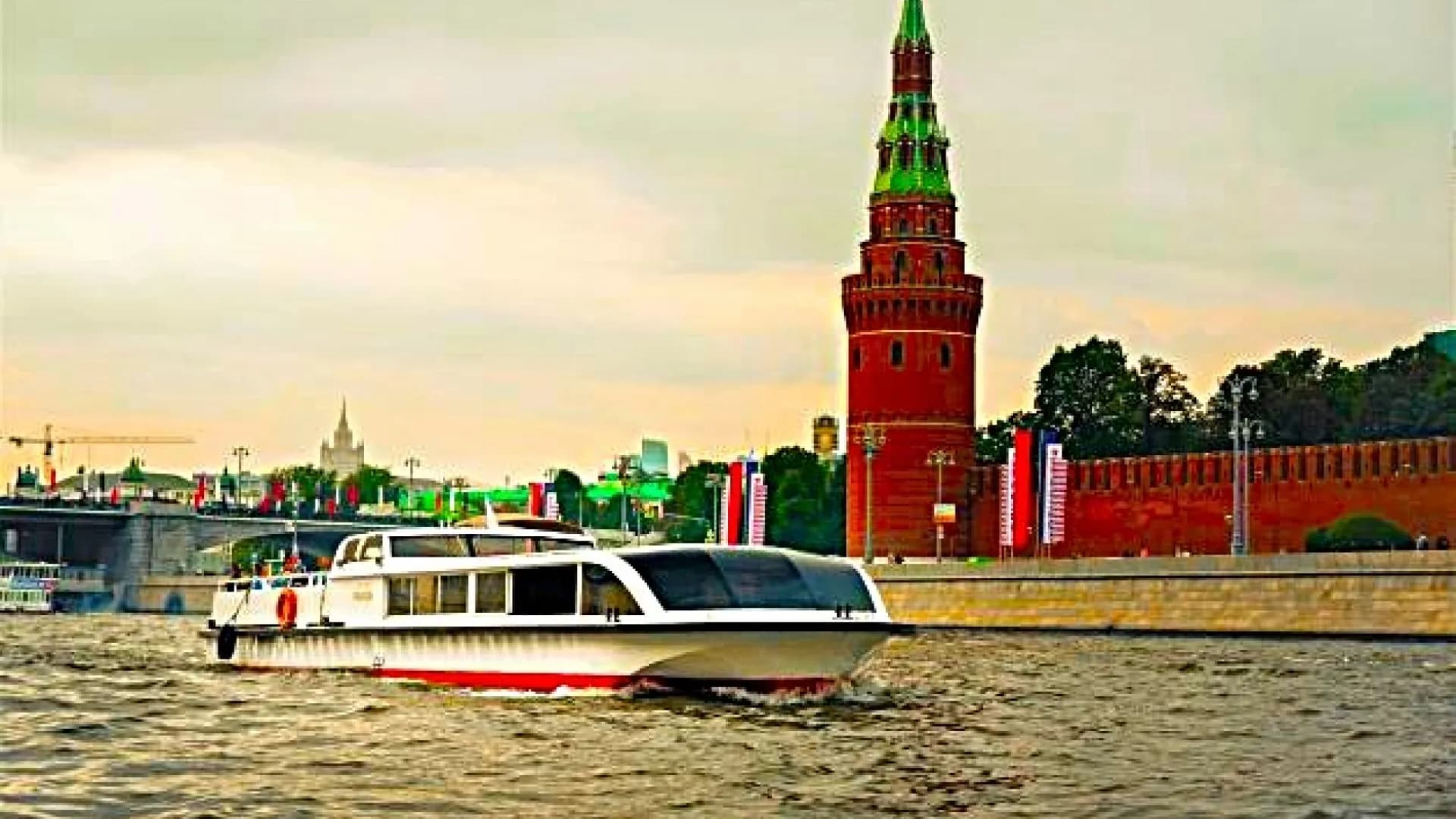 Круговой экспресс: достопримечательности столицы на теплоходе с причала Патриарший