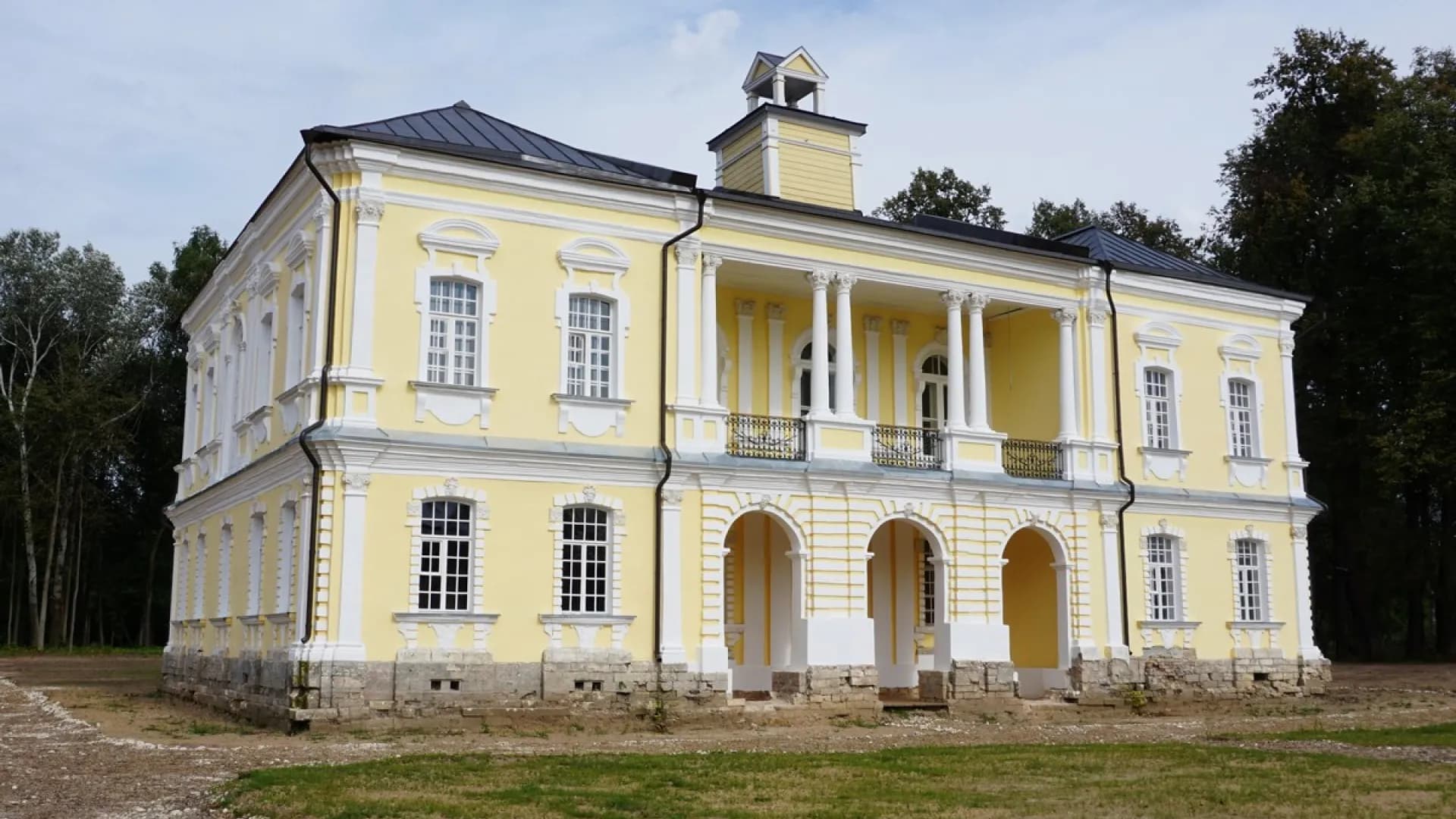 Брюс всемогущий и пустынь на Воре: тур по старинным усадьбам Подмосковья