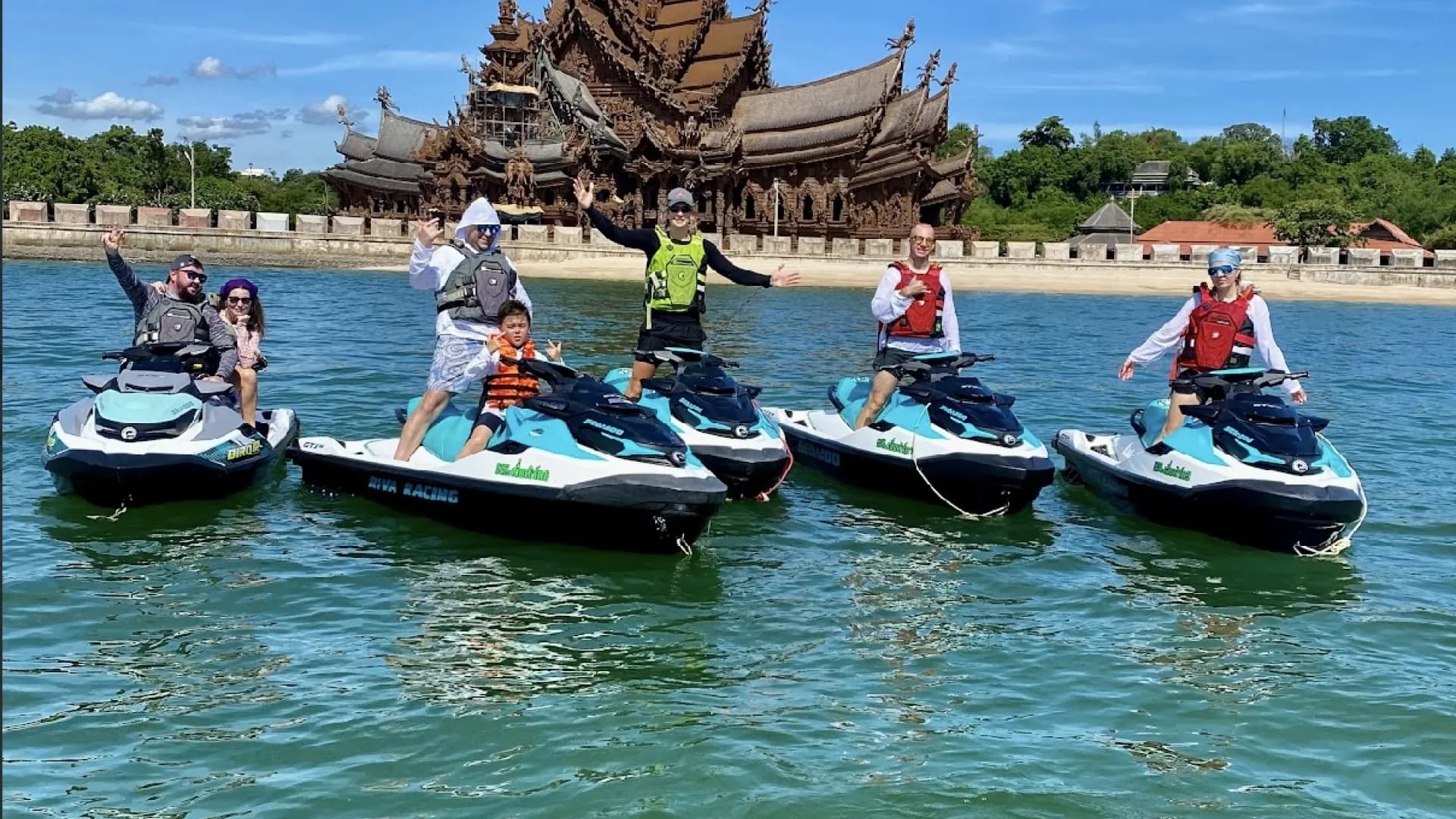 Тур на гидроцикле "Полдня Север": Храм Истины и 3 острова из Паттайи