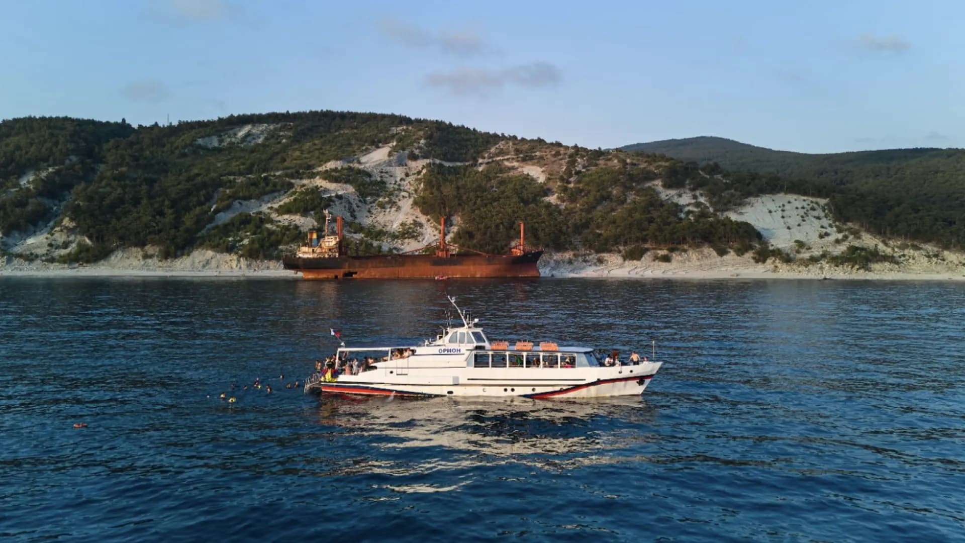 Морская прогулка к скале Парус: дельфины, Белые скалы и Голубая бездна