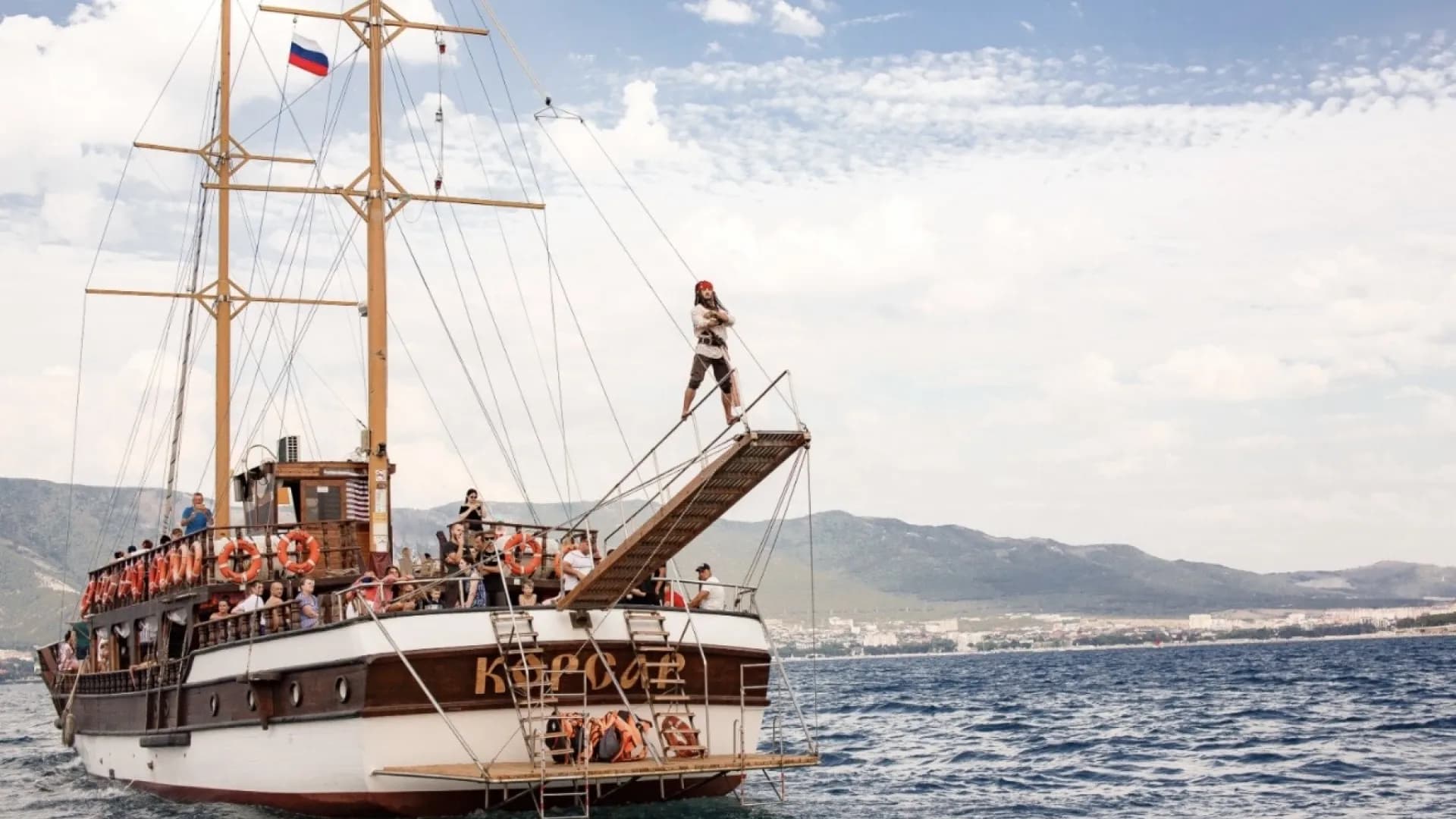 Морская прогулка «По следам дельфинов»: встреча с афалинами и Капитан Джек Воробей