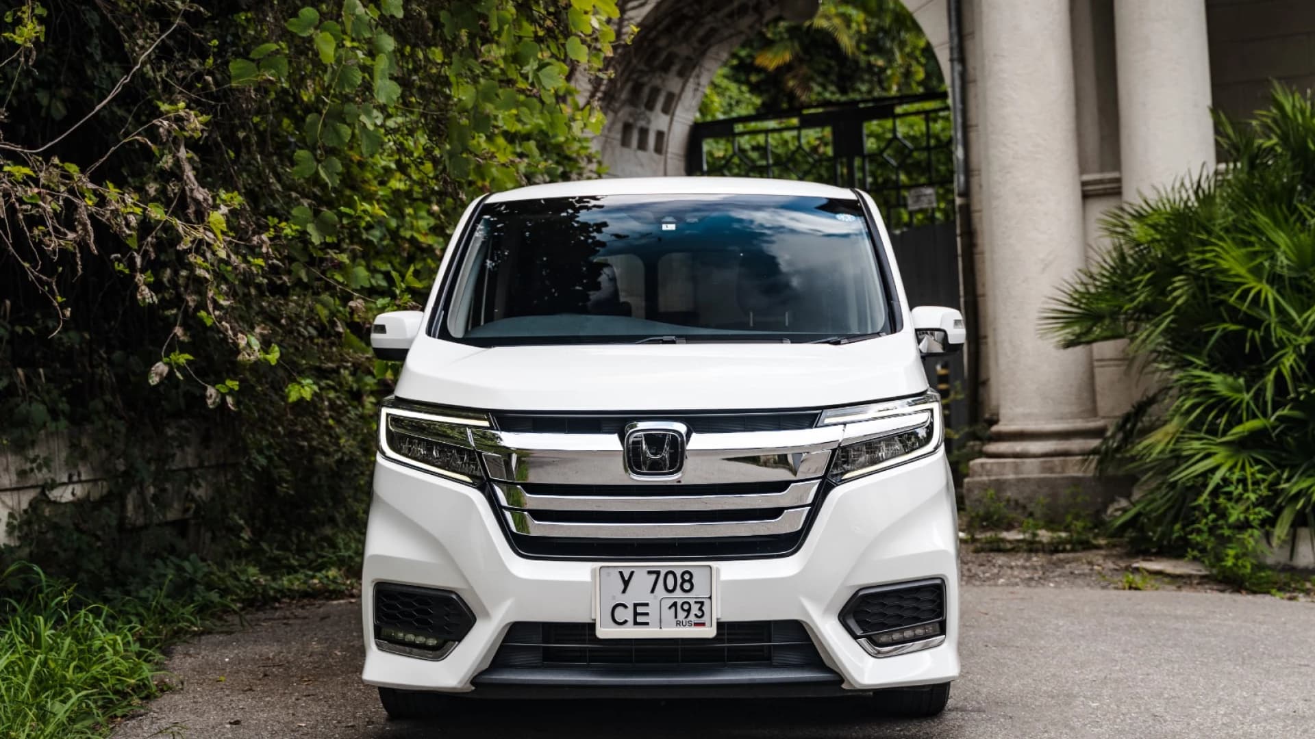 Прокат белой Honda StepWGN Spada в Сочи изображение 1