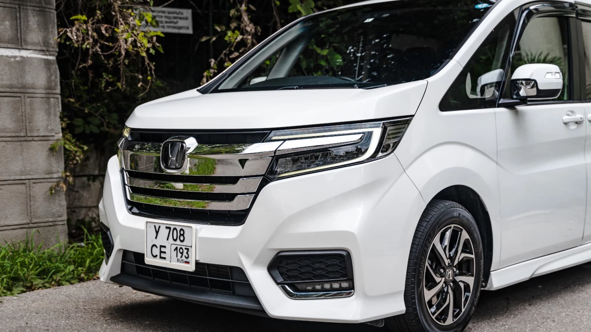 Прокат белой Honda StepWGN Spada в Сочи изображение 2
