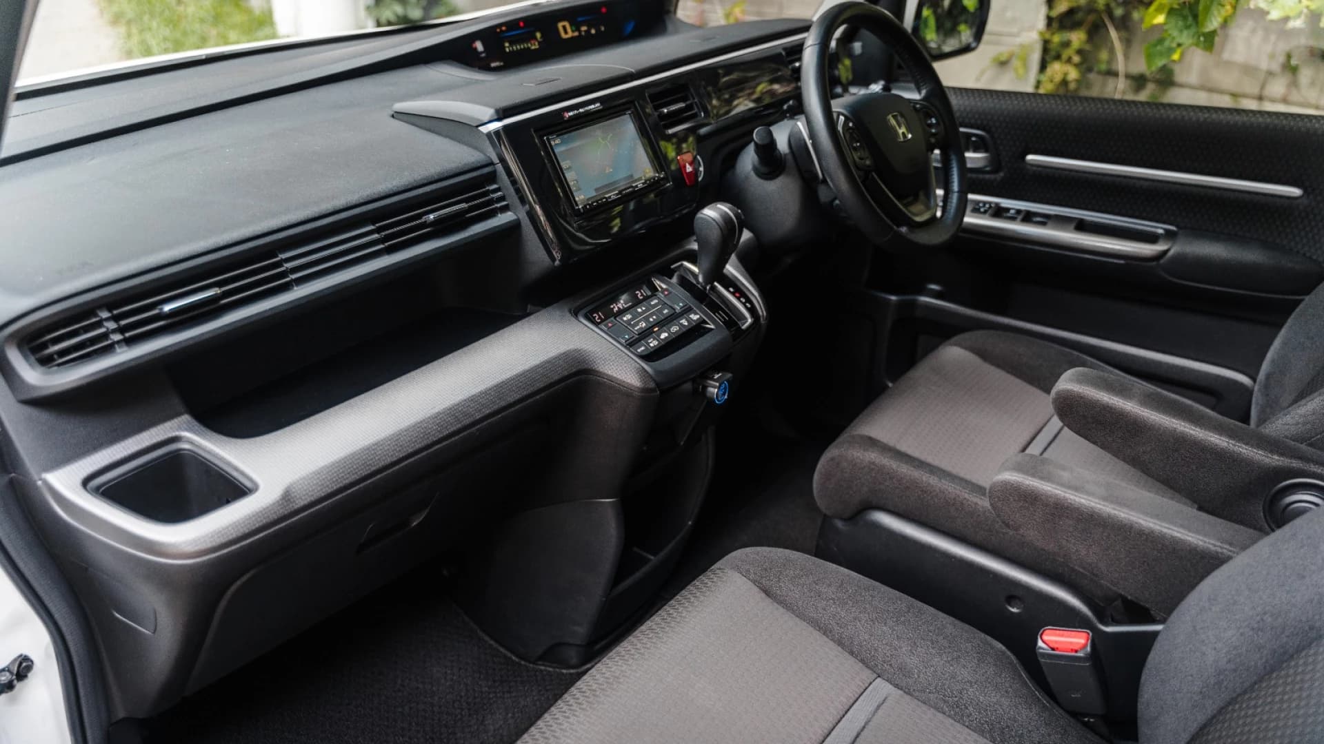 Прокат белой Honda StepWGN Spada в Сочи изображение 4