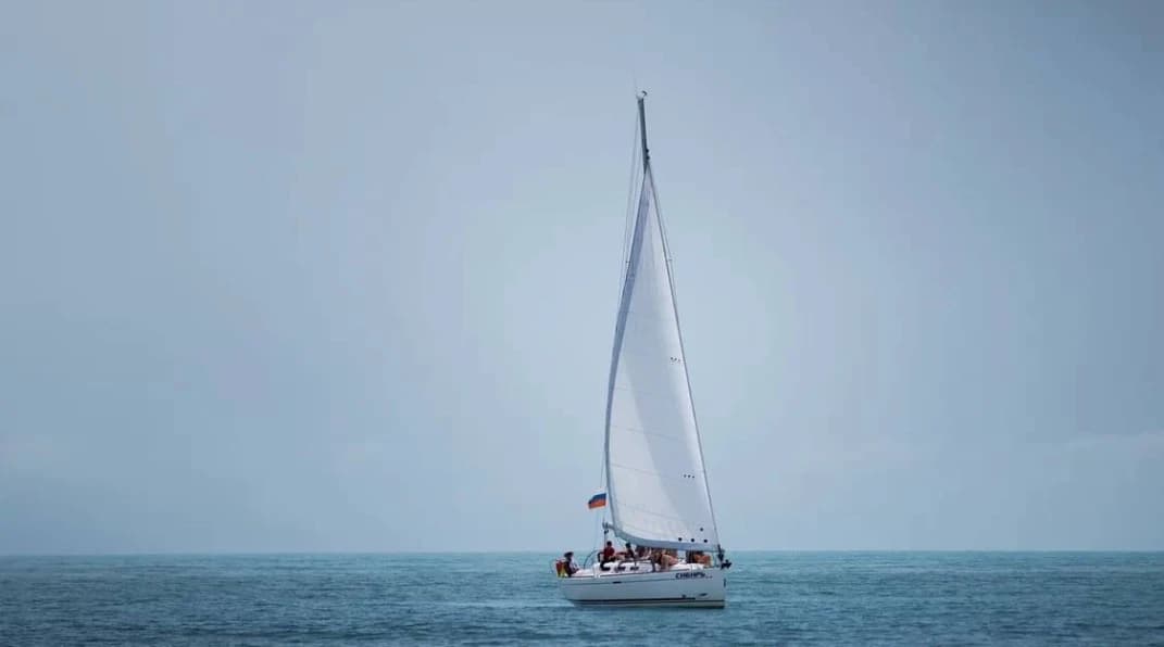 Морская прогулка на парусной яхте в Сириусе изображение 0