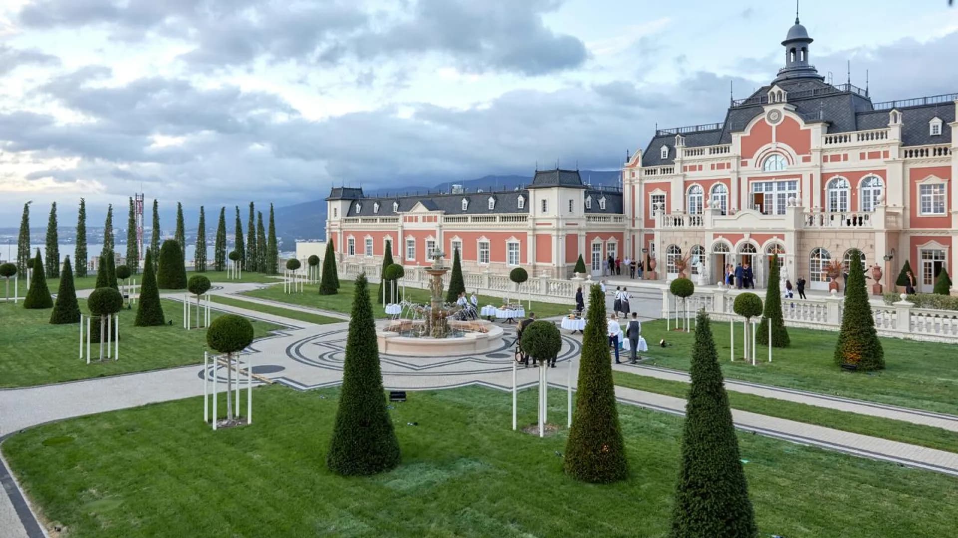 Скала Парус, Голубая бездна, водопады Жане и Шато де Талю